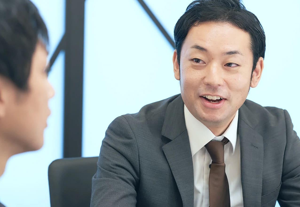 Yさんに語り掛けるKさん