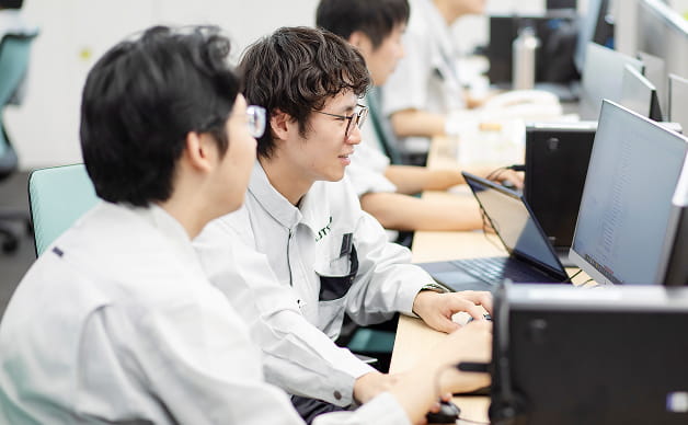 パソコンに向かい打合せをする社員の様子