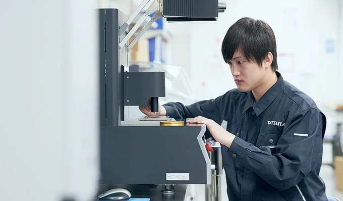 機械を操作する開発部の社員