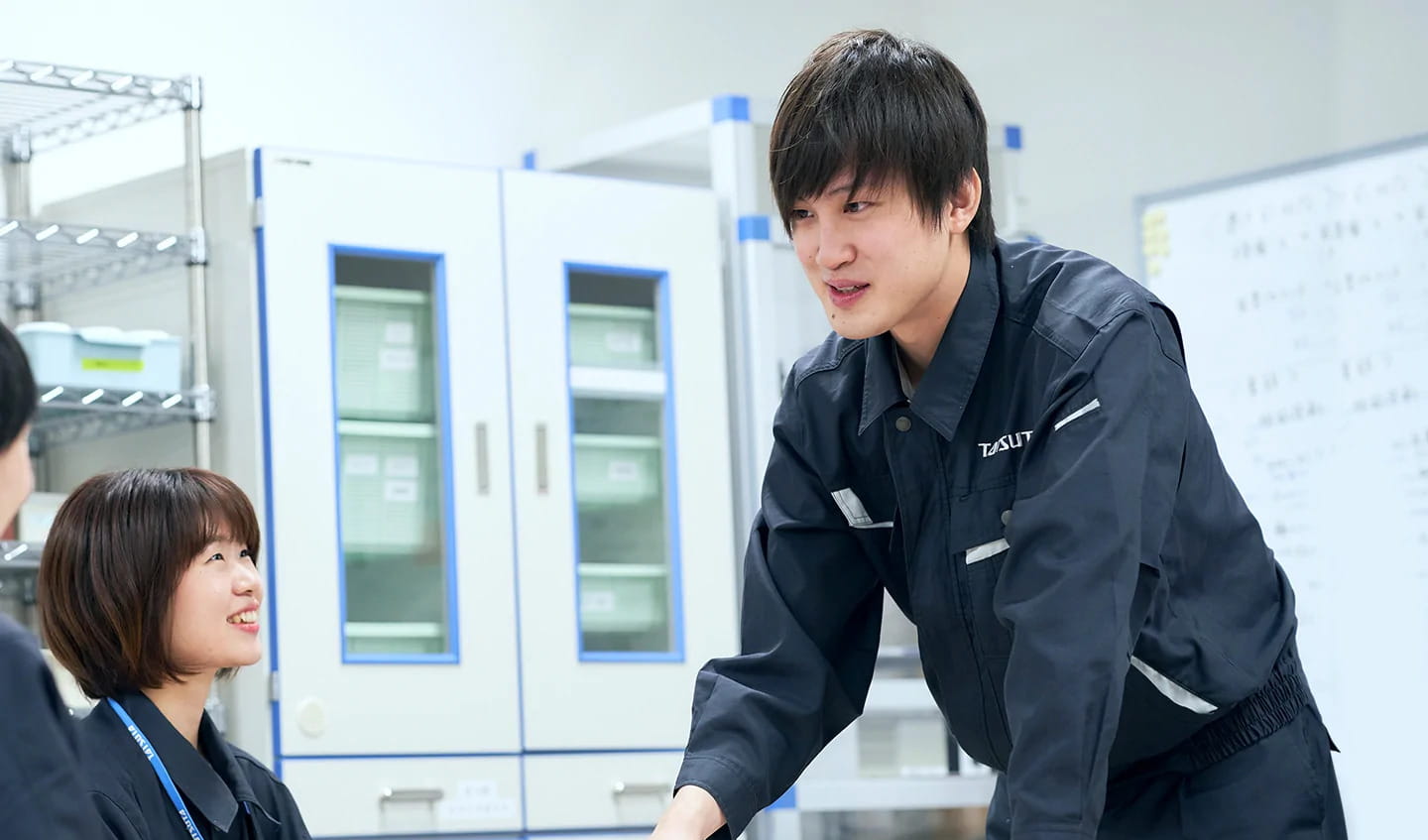 同僚と打合せする開発部の社員