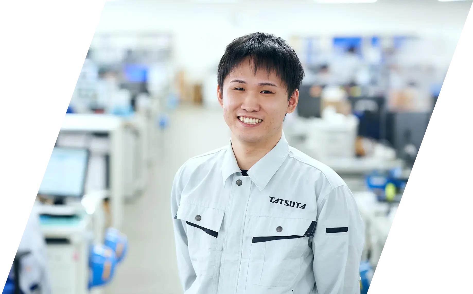 オフィスで笑顔を見せる情報システム部の社員