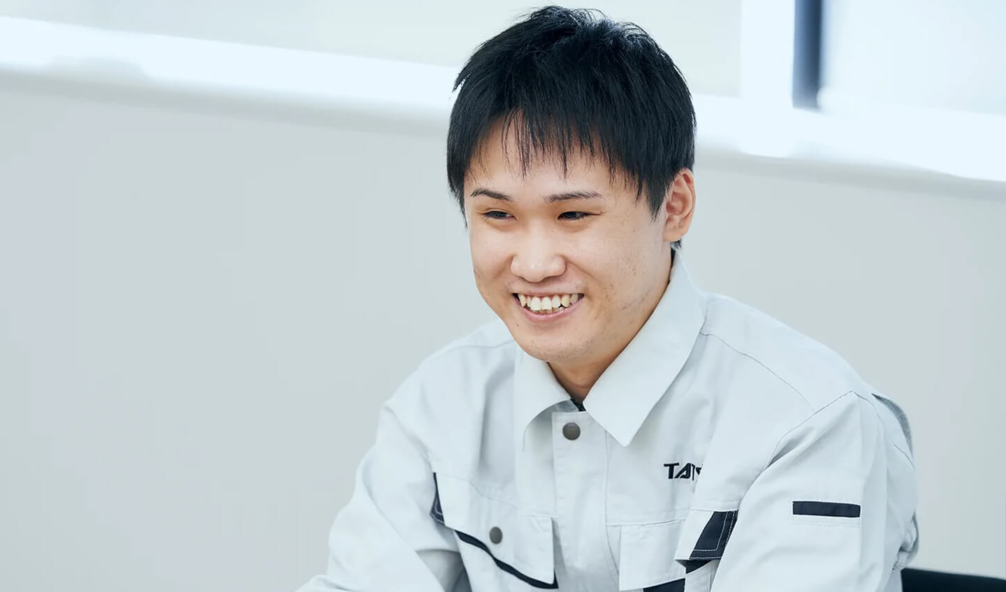 目標について話す情報システム部の社員