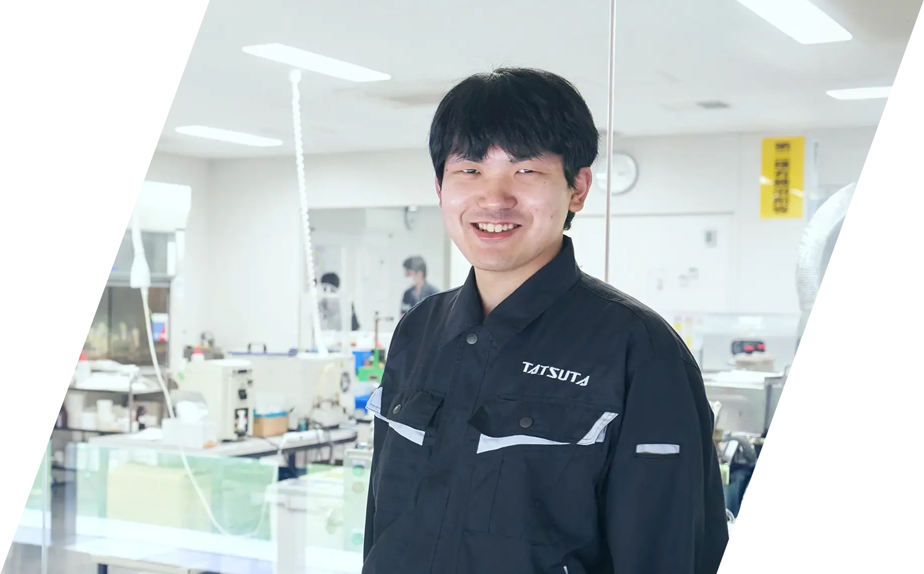 オフィスで笑顔を見せる技術開発部の社員