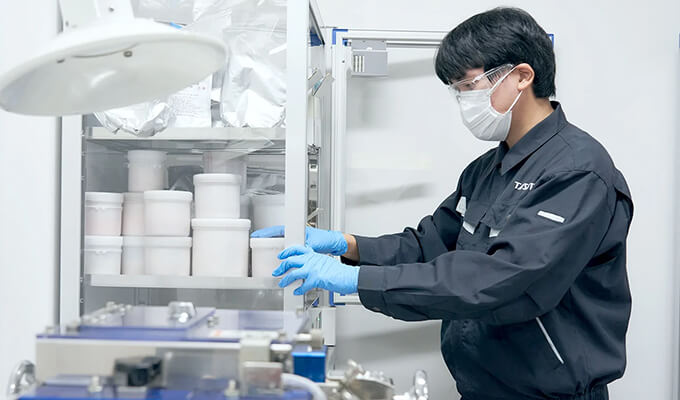 インクを選ぶ技術開発部の社員