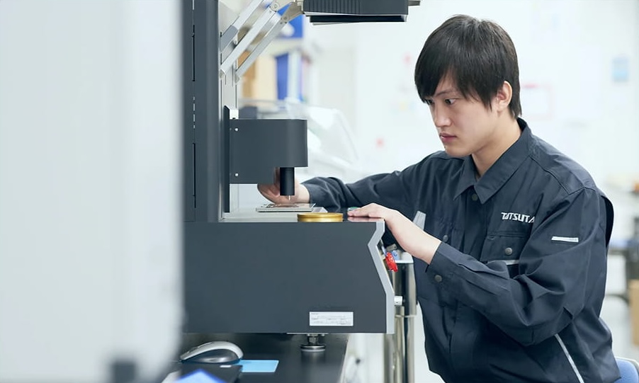 機械を操作する開発部の社員