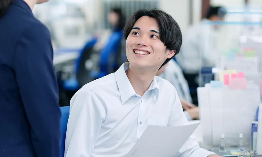 同僚と話す営業部の社員