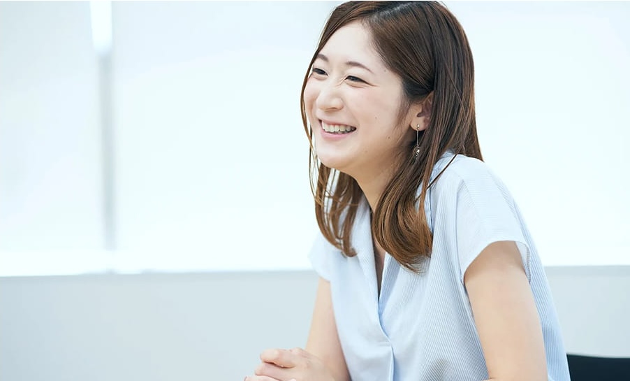 笑顔で話す総務人事部の社員
