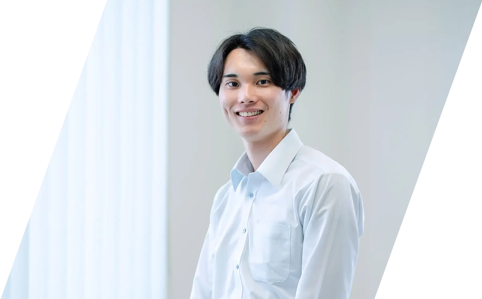オフィスで笑顔を見せる営業部の社員