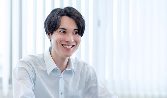 オフィスでインタビューに答える営業部の社員
