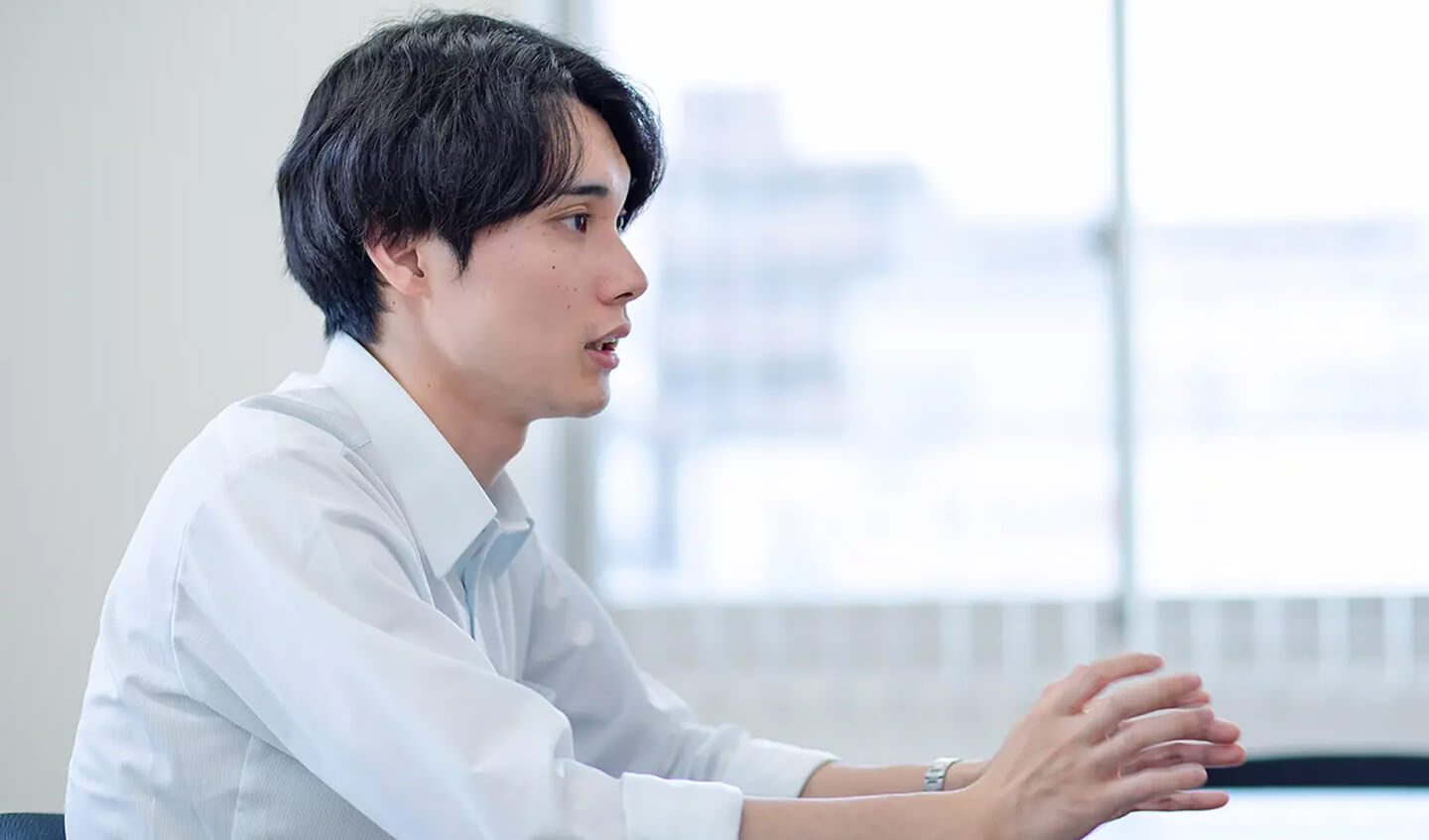 業務内容について話す営業部の社員
