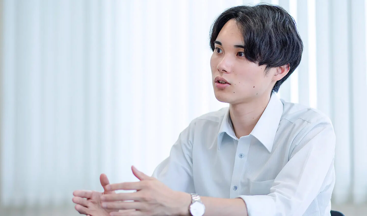 これからの目標について話す営業部の社員