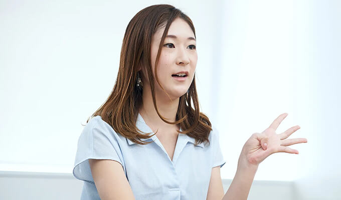 インタビューに答える総務人事部の社員